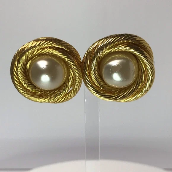 CHANEL 24K Plated Vintage Pearl Earrings ✨🤩 - Picture 10 of 17
